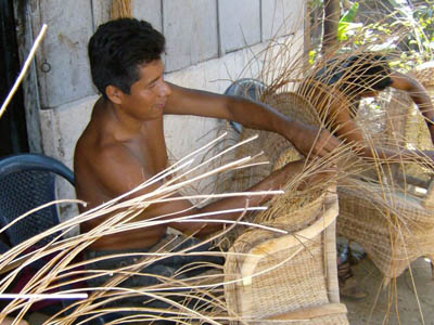 Gira por talleres de carpinteria - Tejido en Mimbre Gira por talleres de carpinteria - Tejido en Mimbre